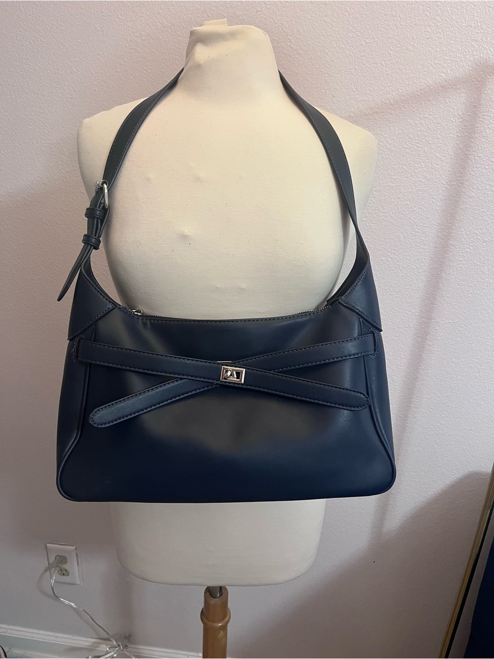 Isabelle Navy began leather handbag